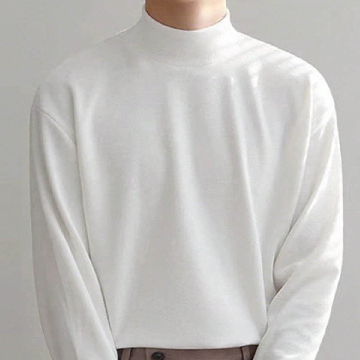 Camiseta de cuello alto de manga larga de corte slim de unicolor y versátil para hombres, adecuada para el uso diario en primavera y otoño