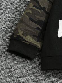 SHEIN 男童可愛舒適英式印花拼色迷彩連帽衫與運動褲套裝 - 黑色 - 查看 5