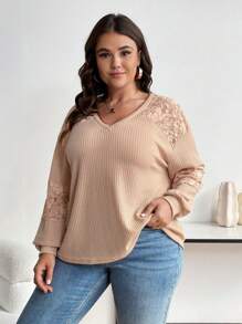 SHEIN Franclia 大尺碼女士純色蕾絲拼接v領t恤 - 卡其色 - 查看 5