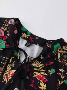 SHEIN LUNE Kích thước lớn Áo Với Đường viền cổ có rãnh , In hoa Và Chi tiết Ruffle - màu đen - Xem 3