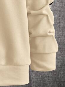 Manfinity RebelGame 男式蜘蛛网印花连帽衫，配有抽绳和保暖衬里 - 卡其色 - 查看 3