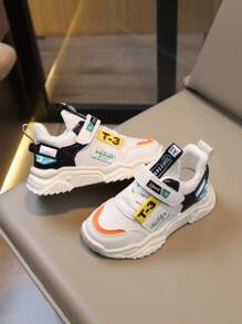 1雙學齡前兒童厚底休閒運動鞋,帶有字母圖案