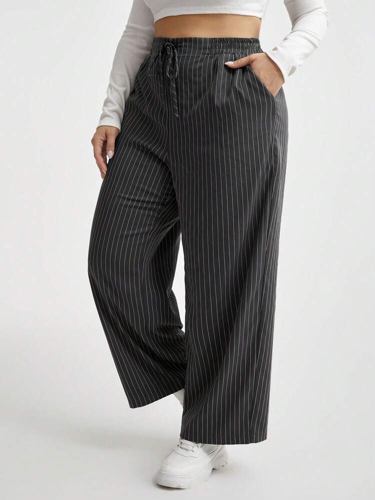 SHEIN Essnce 女裝大尺碼休閒直筒條紋寬褲,適合春夏工作裝 - 灰色 - 查看 1