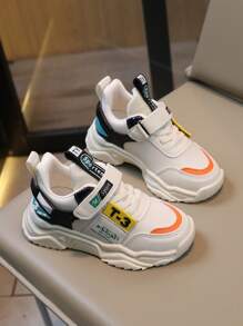 1雙學齡前兒童厚底休閒運動鞋,帶有字母圖案