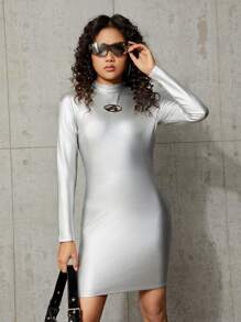 SHEIN 青少女金屬徽章立領彈性人造皮革連衣裙,帶有字母細節 - 銀色 - 查看 6