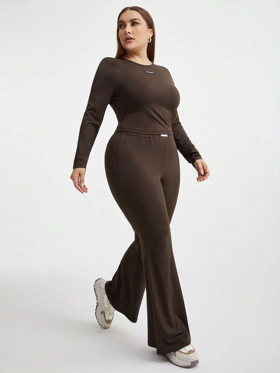 SHEIN Essnce 女裝加大號純色t恤配帶字母貼片及喇叭褲套裝 - 棕色 - 查看 1