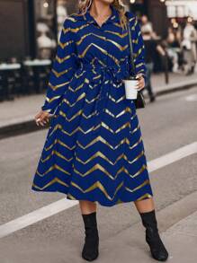 SHEIN LUNE 大尺寸波浪條紋扣繫帶連身裙 - 寶藍色 - 查看 4