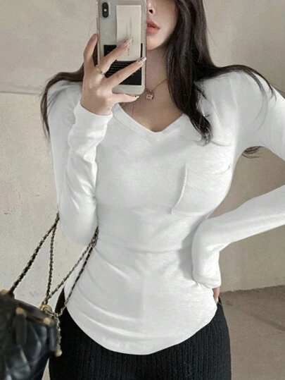 DAZY Camiseta de mujer de ajuste delgado con cuello en V blanco, tops de estilo universitario de manga larga, ropa de mujer de otoño