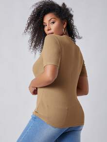 SHEIN BASICS 大尺碼修身短袖針織 T 卹 - 卡其色 - 查看 2