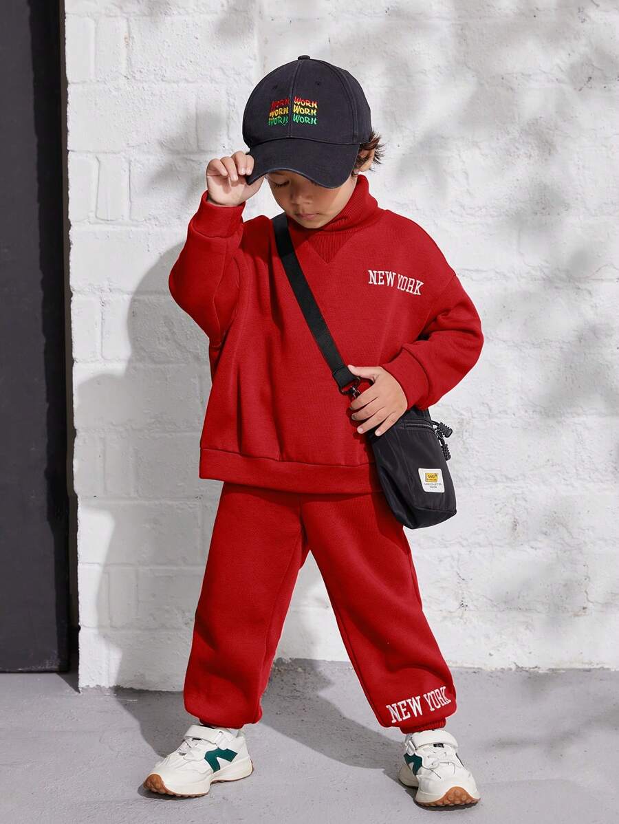 SHEIN 年輕男孩鬆身學院風高領字母印花運動帽衫和長褲套裝 - 紅色 - 查看 1