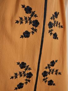 Al Najma 女性花卉刺繡鈴袖寬鬆裙 - 黃色 - 查看 6