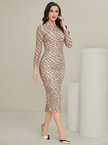 Modelyn 女式扎染印花褶皱交叉后背长款性感紧身连衣裙，花卉印花夏季连衣裙，适合日常生活、通勤、约会和返校，修身低胸垂领吊带连衣裙，透明后背和细肩带，适合夏季，黑色上学 - 卡其色 - 查看 4