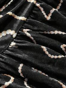 Marina Oliveira Plus Size Women's Heart Pattern Print Dress With Waistline Pleats - Black - View 3