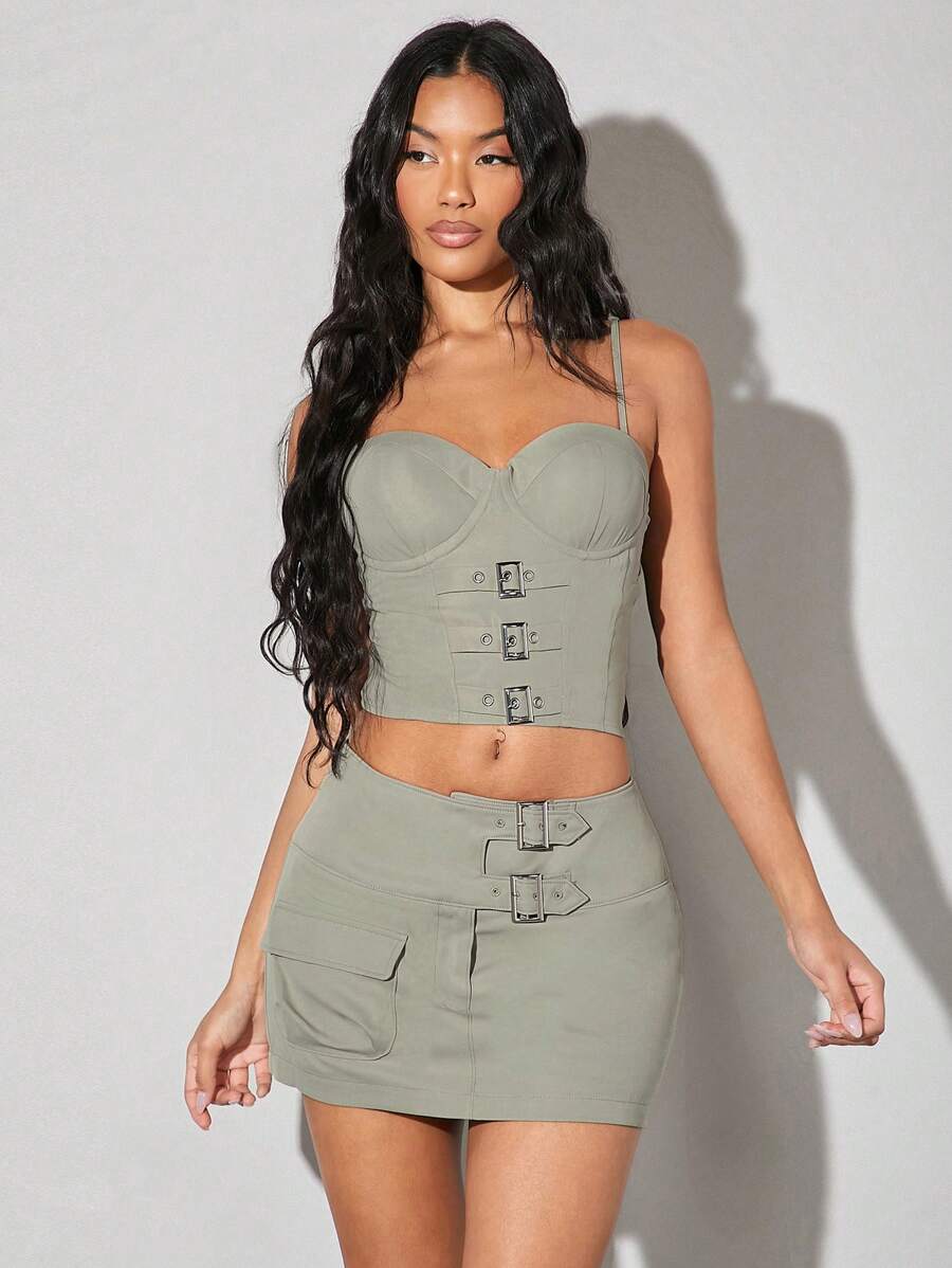 SHEIN BAE Camisole De Soutien-gorge Décorée De Boutons Recouverts De Couleur Unie Pour Femmes