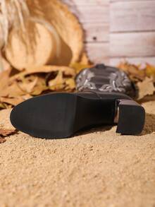 女士們西方風格麝皮牛仔靴帶粗跟高跟鞋,尖頭和刺繡細節 - 黑色 - 查看 7