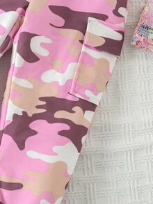 SHEIN Bé gái Giải trí In thư Áo Và Mẫu ngụy trang Flip Túi Quần Cargo Bộ - Màu Khaki - Xem 6