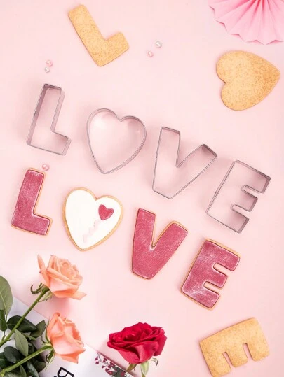 SHEIN Basic living Juego De 4 Cortadores De Galletas En Forma De San Valentín De Acero Inoxidable Para Repostería Y Pastelería