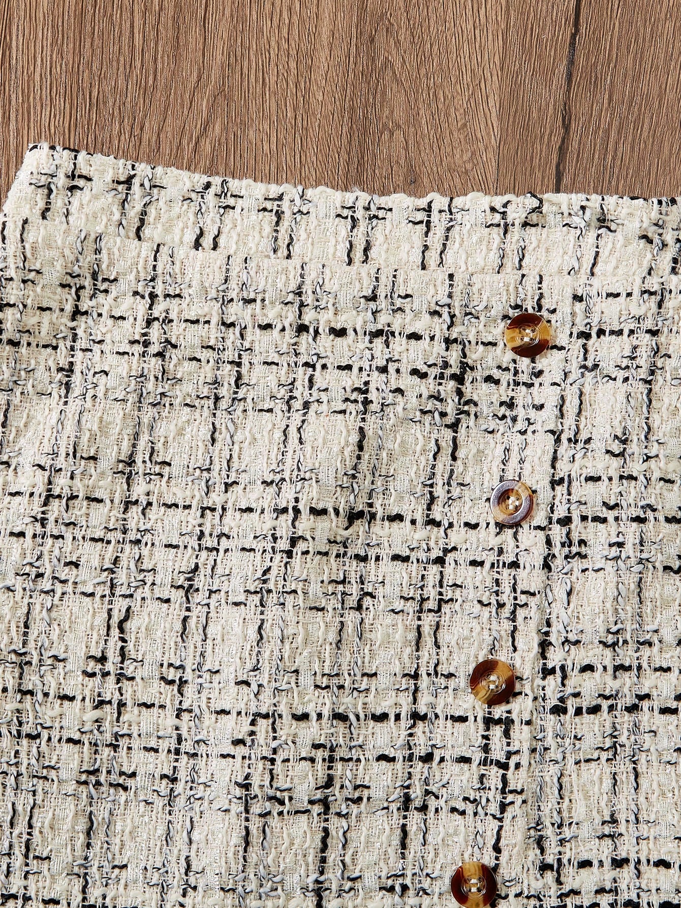 SHEIN طقم تي شيرت كشكشة ياقة مندرين وتنورة مربعات...