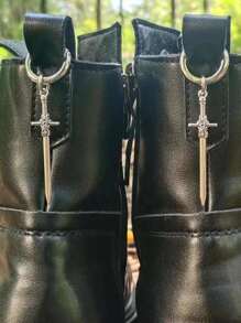 ROMWE Goth 2pcs/set Gothic Sword Pendant Shoe Decor, Unisex