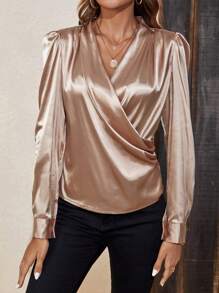 Ellegaria. 素色交疊領泡泡袖緞面襯衫