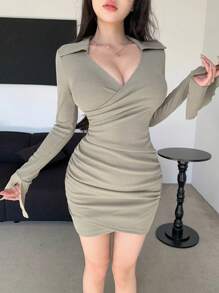 DAZY 分裂的鈴形袖包覆式褶皺連衣裙 - 綠色 - 查看 4