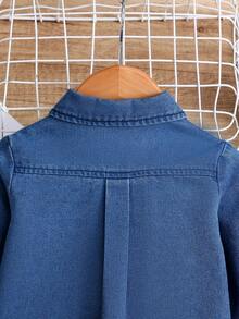 嬰兒男孩基本休閒牛仔襯衫套裝,帶有大口袋 - 中等水洗藍 - 查看 4