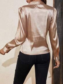 Ellegaria. 素色交疊領泡泡袖緞面襯衫