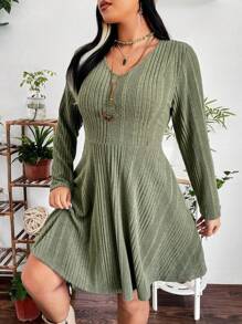 SHEIN CURVE+ 大尺寸v領長袖連衣裙 - 軍綠色 - 查看 4