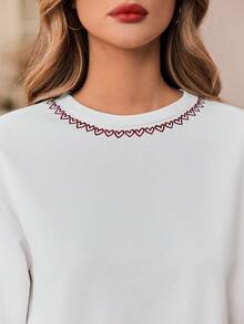 SHEIN Frenchy Love Thêu trái tim Cổ thuyền viên Thả vai Tay áo dài Áo nỉ - trắng - Xem 3