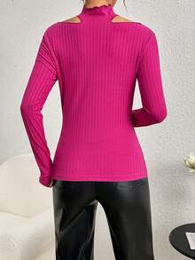 SHEIN Essnce 情人節肩部鏤空和鑰匙孔設計小高領女式 T 卹 - 玫紅色 - 查看 2