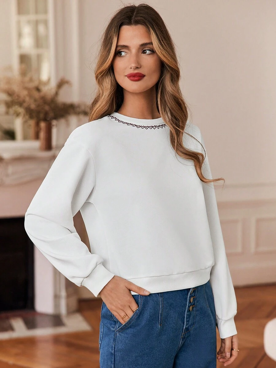 SHEIN Frenchy Love Thêu trái tim Cổ thuyền viên Thả vai Tay áo dài Áo nỉ - trắng - Xem 1