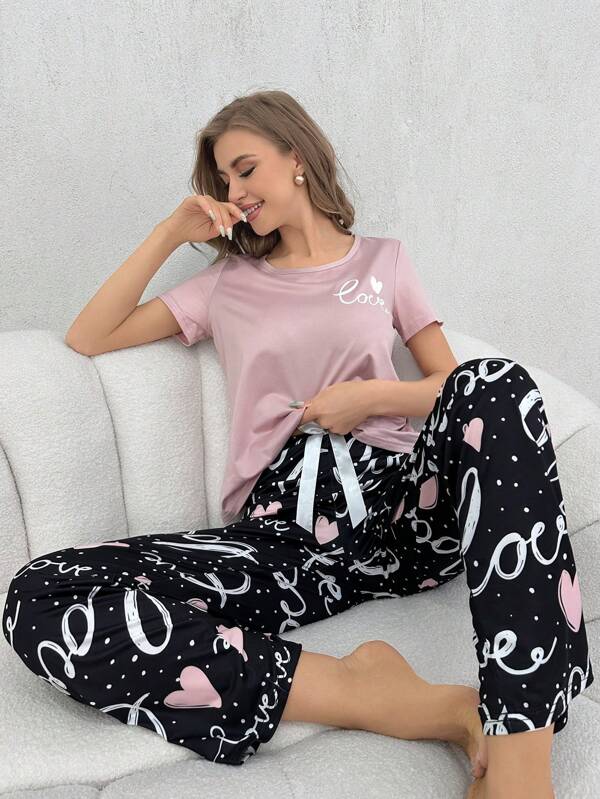 Set de pijamale cu imprimeu inimă și litere