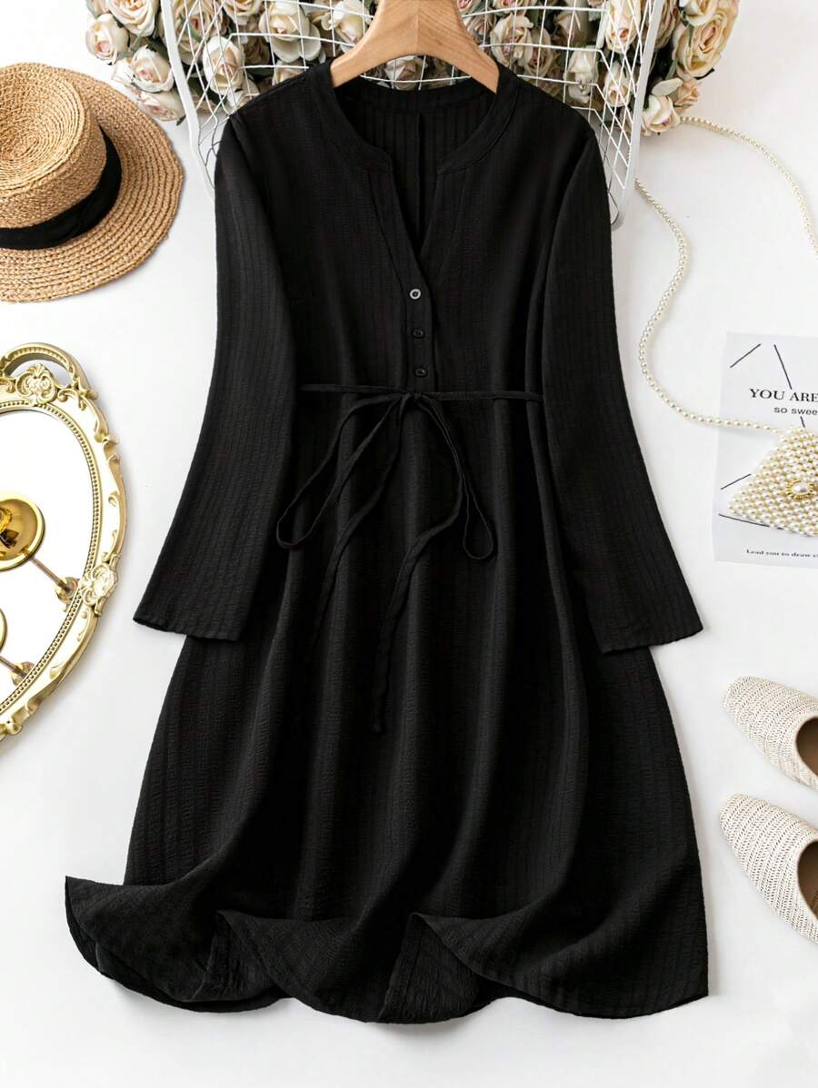 SHEIN Clasi 大尺碼純色缺口領口繫帶皮帶連身裙 - 黑色 - 查看 1