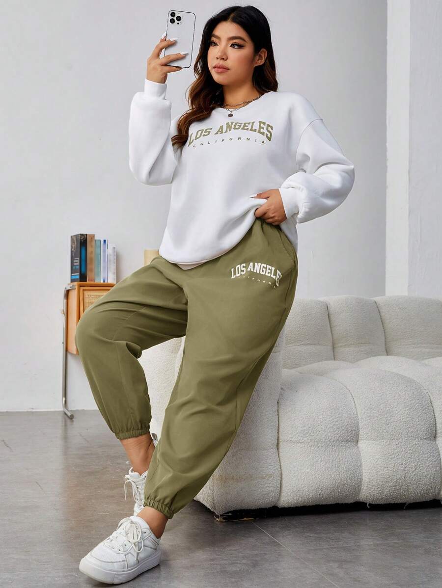 SHEIN EZwear Conjunto De Sudadera De Punto Para Mujer De Talla Grande Con Estampado De Letras, 2 Piezas - Verde militar - Ver 1