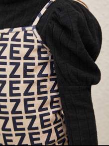 Conjunto de dos piezas para niñas pequeñas; Top de punto con cuello alto en un unicolor y vestido sin mangas con patrón de letras tejidas