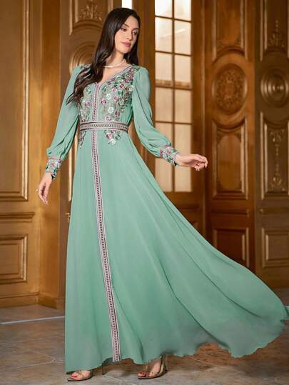 Vestido-caftán árabe elegante con manga larga, bordado floral y patchwork modesto