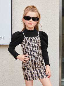 Conjunto de dos piezas para niñas pequeñas; Top de punto con cuello alto en un unicolor y vestido sin mangas con patrón de letras tejidas
