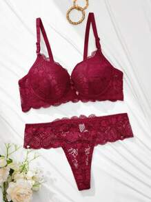 عنابي اللون