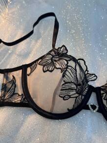 花繡網眼和鑽石裝飾心形戒指點綴內衣套裝（胸圍及內褲）