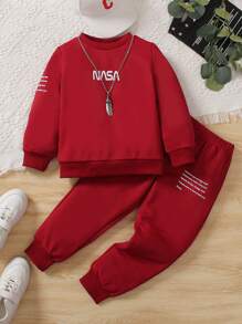 SHEIN Bộ đồ hai mảnh gồm áo nỉ dài tay và quần nỉ in khẩu hiệu dành cho bé trai. - Màu Đỏ Sâu - Xem 1