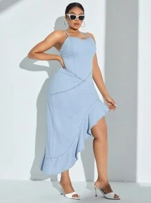SHEIN SXY 大码女式不对称荷叶边下摆牛仔连身裙，配有肩带 - 淺色水洗藍 - 查看 5