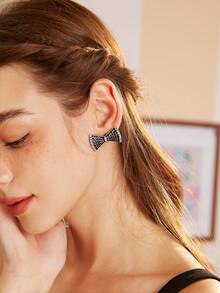 SHEIN MOD 1 Par De Pendientes Con Lazo Llenos De Diamantes De Imitación En Diseño Personalizado - Blanco y Negro - Ver 2