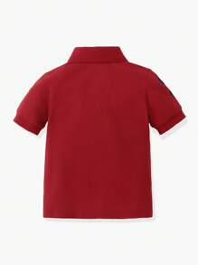 SHEIN 这款男童舒适短袖polo衫饰有精致的恐龙刺绣，搭配纯色短裤或长裤，适合日常穿着、上学、旅行、聚会和度假，是春夏时尚之选。 - 酒紅色 - 查看 2