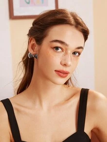 SHEIN MOD 1 Par De Pendientes Con Lazo Llenos De Diamantes De Imitación En Diseño Personalizado - Blanco y Negro - Ver 3