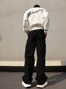 Manfinity Hypemode Pantaloni cargo neri lunghi, lavati e svasati con tasche a pattina laterali per uomo, adatti per uscire con gli amici e per l'abbigliamento da strada