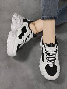 女士休閒厚底鞋，時尚透氣運動運動鞋 - 黑與白 - 查看 3