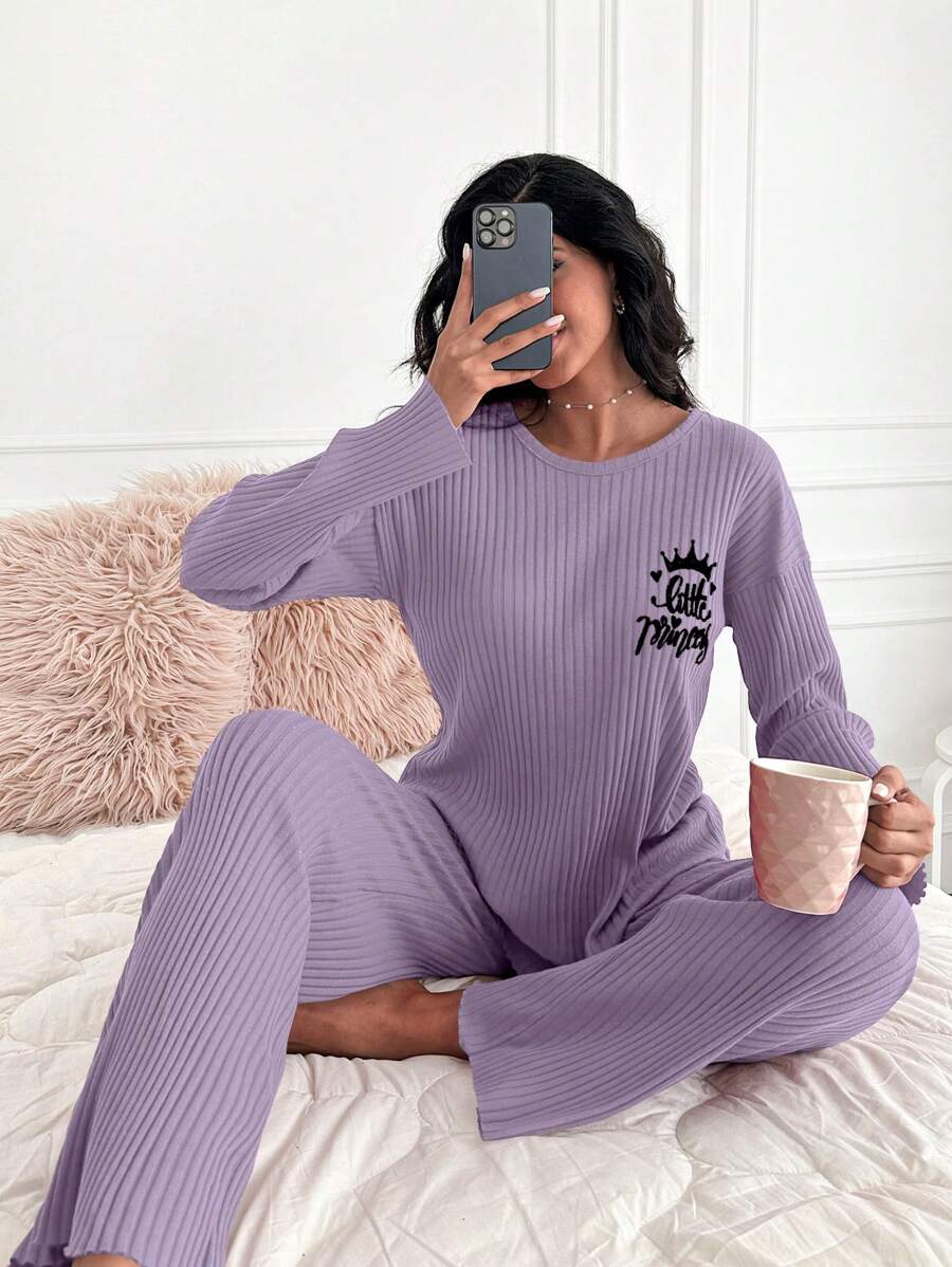 RueChic Dệt kim Trang phục mặc nhà Bộ Với Thả vai Và Mẫu chữ - Màu tím hoa cà - Xem 1