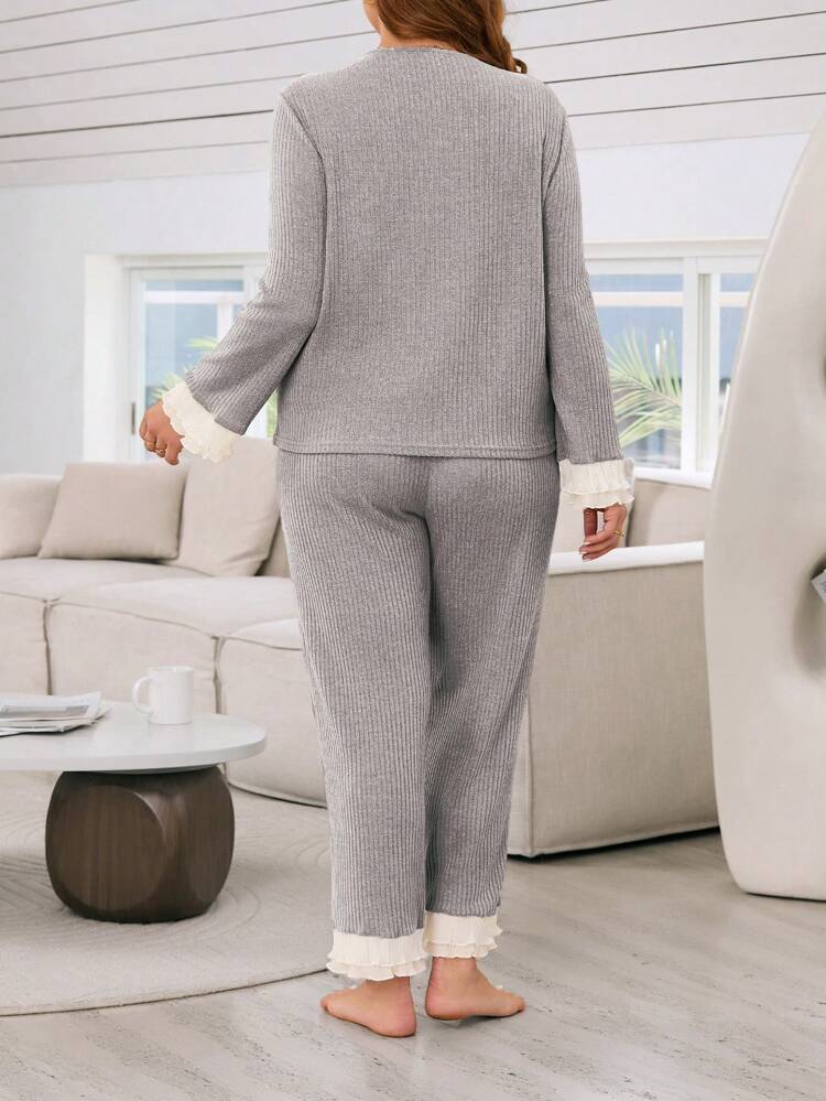 Plus Size Long Sleeve Pajama Set With V-Neck And Patchwork Detailing
