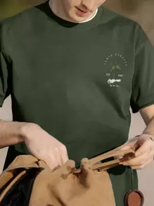 Camiseta de manga corta de cuello redondo casual con estampado de árbol de coco y letras para hombres, ropa de vacaciones, verano 2025 - Verde militar - Ver 4