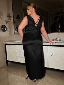 SHEIN SXY 大碼垂領高衩緞面洋裝 - 黑色 - 查看 2